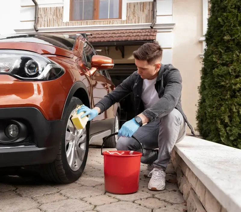 Lavage auto à domicile Bordeaux : professionnel intervenant sur un véhicule